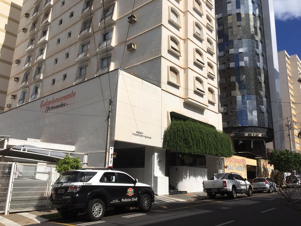 Polícia Civil foi acionada e compareceu ao edifício em São José do Rio Preto  — Foto: Renato Pavarino/G1