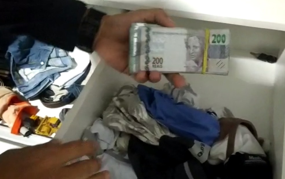 Polícia apreende R$ 8 mil em dinheiro em uma casa revistada pelos agentes em Goiás — Foto: Divulgação/Polícia Civil