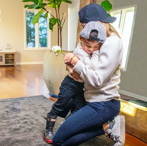 A youtuber Myka Stauffer com o pequeno Huxley, enviado por ela para outra família (Foto: Instagram)