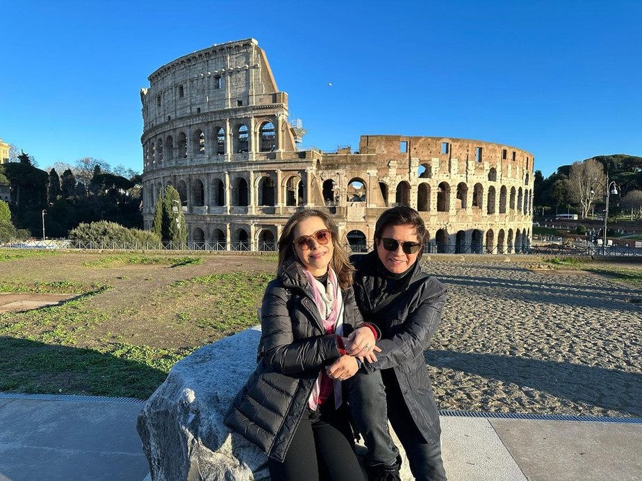 Xororó posta foto romântica com Noely na Itália