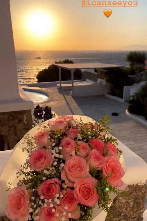 Kevin Trapp manda flores de surpresa para Izabel Goulart em Mykonos (Foto: Reprodução/Instagram)