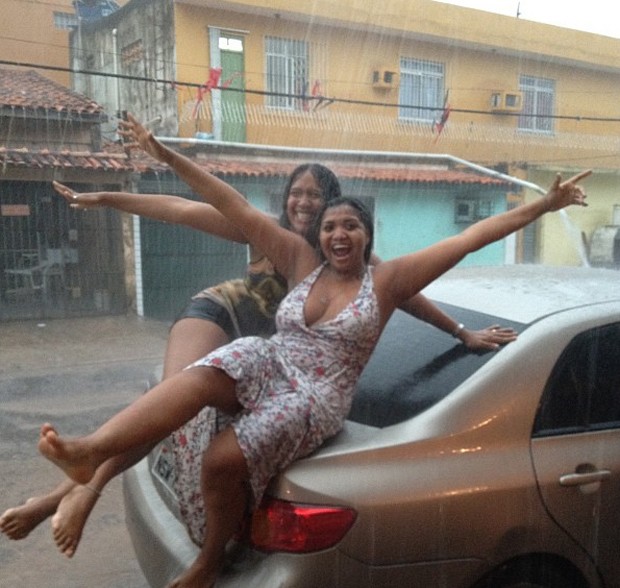 Gaby Amarantos e amiga se divertem na chuva (Foto: Reprodução / Instagram)