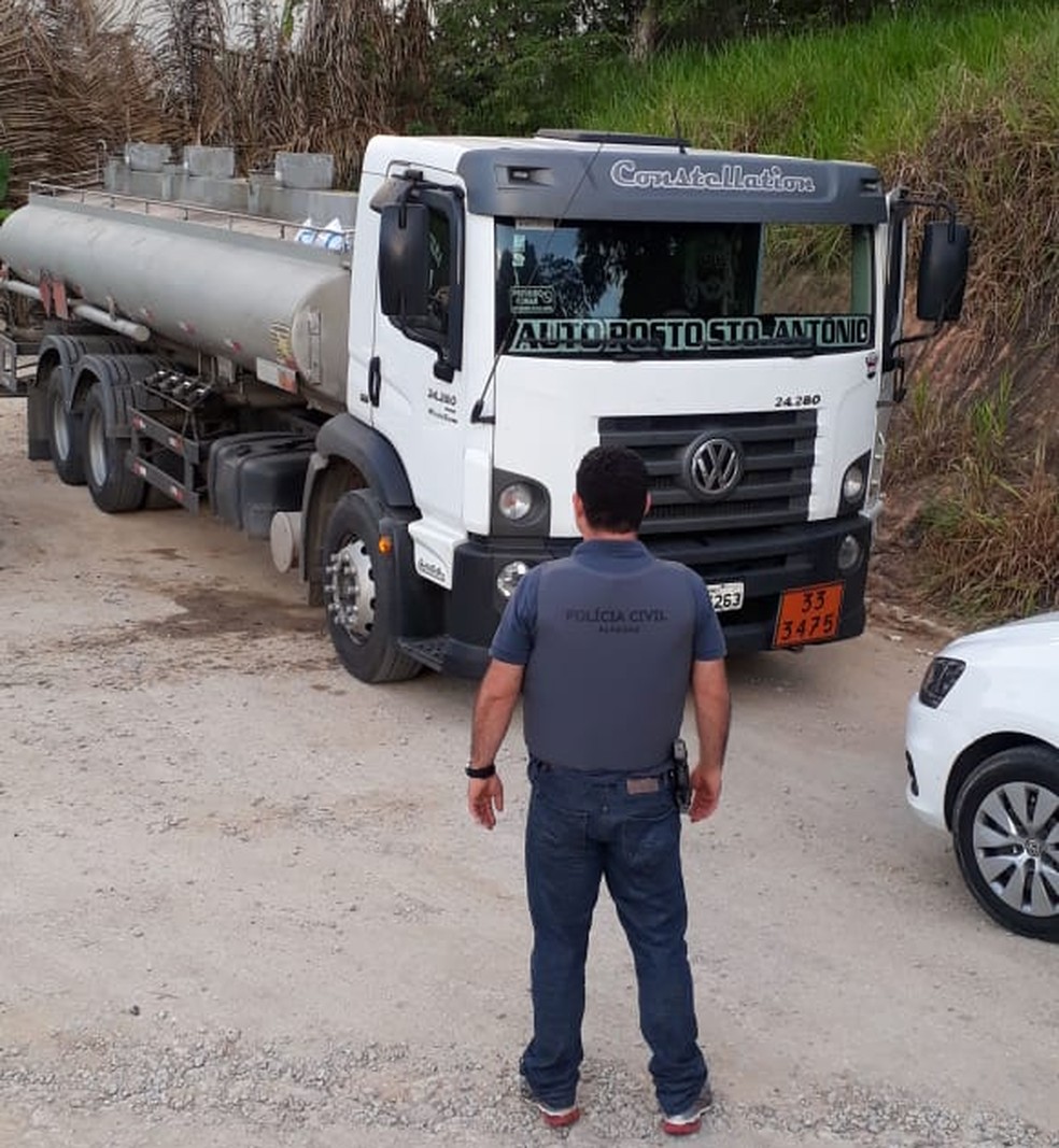 Grupo foi flagrado roubando combustível de caminhão-tanque (Foto: Polícia Civil)