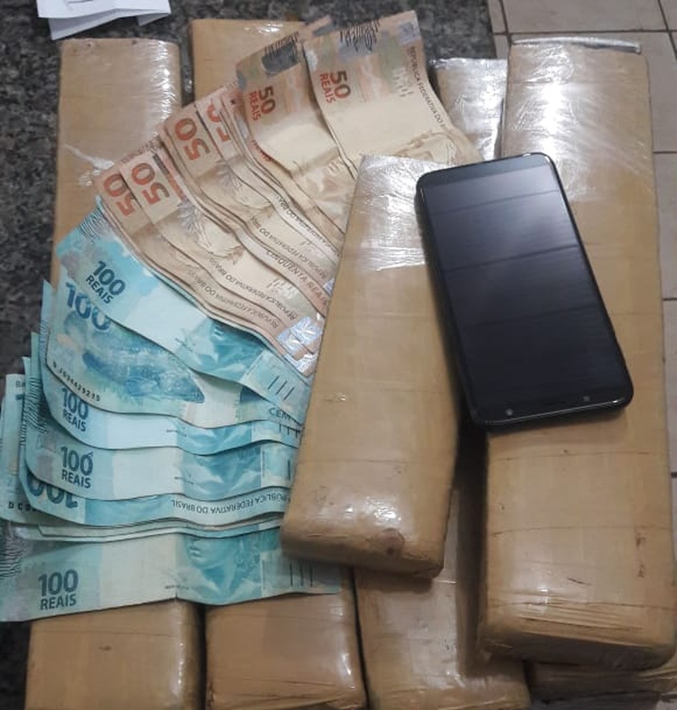 Além da droga, policiais apreenderam R$ 1,8 mil em espécie. — Foto: Divulgação/Polícia Civil