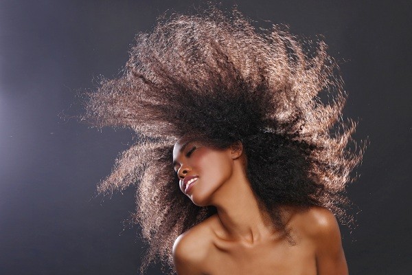 Os produtos certos deixam os cabelos saudáveis e cheios de movimento (Foto: Thinkstock)