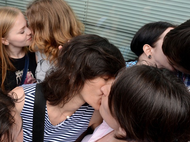 Ativistas dos direitos homossexuais promovem 'beijaço' em frente ao Parlamento russo em Moscou, no dia em que os parlamentares votam o estabelecimento de multas e até pena de prisão para pessoas que promoverem propaganda homossexual para menores de idade. (Foto: Kirill Kudryavtsev/AFP)