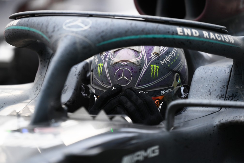 Hamilton chora após conquistar o heptacampeonato mundial — Foto: Getty Images