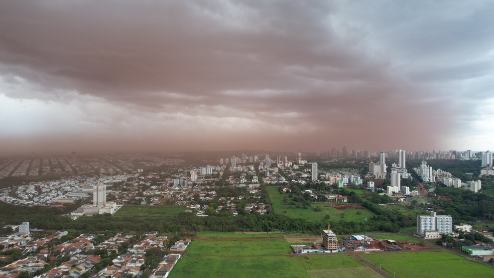 Tempestade de poeira atinge Maringá — Foto: Danilo Brandão/colaboração