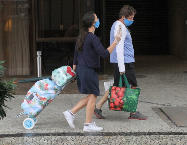 Adriana Birolli vai às compras com namorado (Foto: Daniel Delmiro/Agnews)