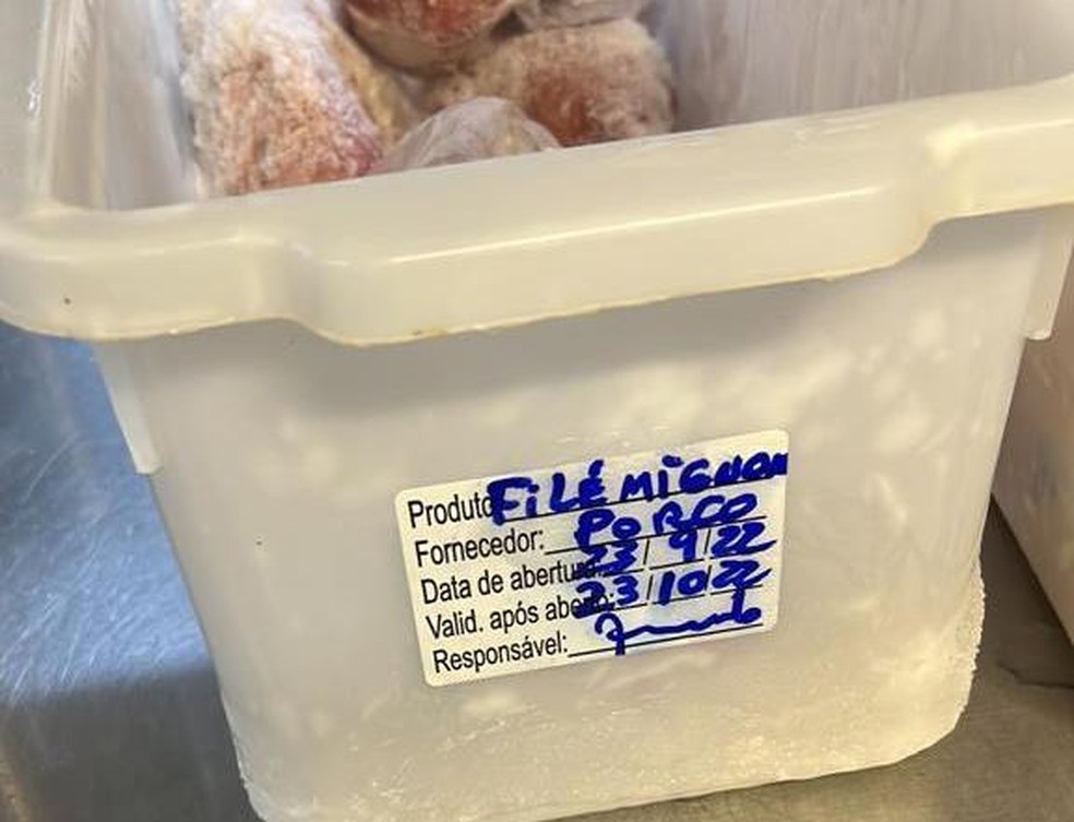 Dentre os alimentos apreendidos estão vários cortes de carne — Foto: Vigilância Sanitária de Maceió