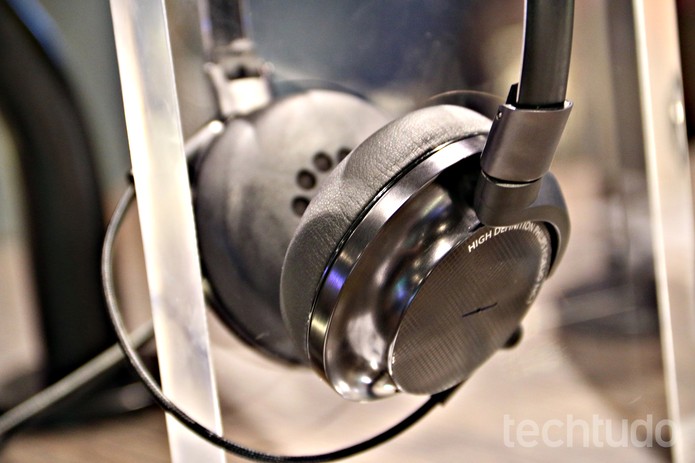 Headphone Fidelio, da Philips, consegue eliminar sons externos indesejáveis (Foto: Fabrício Vitorino/TechTudo) Headphone Fidelio, da Philips, consegue eliminar sons externos indesejáveis (Foto: Fabrício Vitorino/TechTudo)