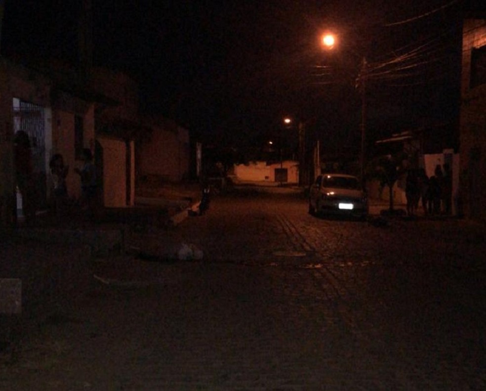 Carro dos Correios alvo de criminosos na Zona Norte de Natal — Foto: Gabriela Fernandes/Inter TV Cabugi