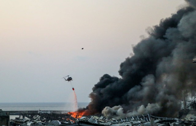 04 August 2020, Lebanon, Beirut: A military helicopter tries to put out a fire at the site of a massive explosion in Beirut's port. Photo: Marwan Naamani/dpa (Photo by Marwan Naamani/picture alliance via Getty Images) (Foto: dpa/picture alliance via Getty I)