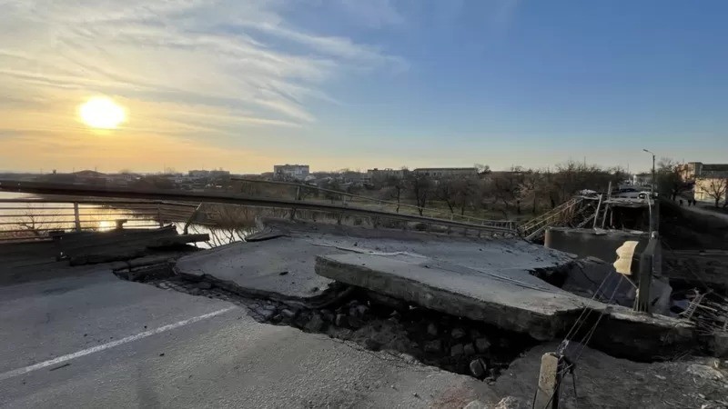 A ponte estrategicamente importante de Voznesenk foi explodida para impedir que os russos a usassem (Foto: BBC News)