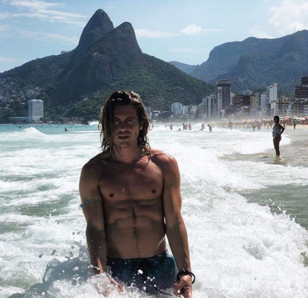 Italiano Alberto 'Tarzan' curte o mar de Ipanema (Foto: Reprodução Instagram)