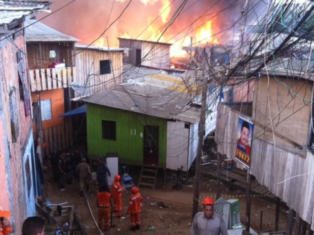 Incêndio continua duas horas após início em Manaus (Foto: Ana Graziela Maia/G1 AM)