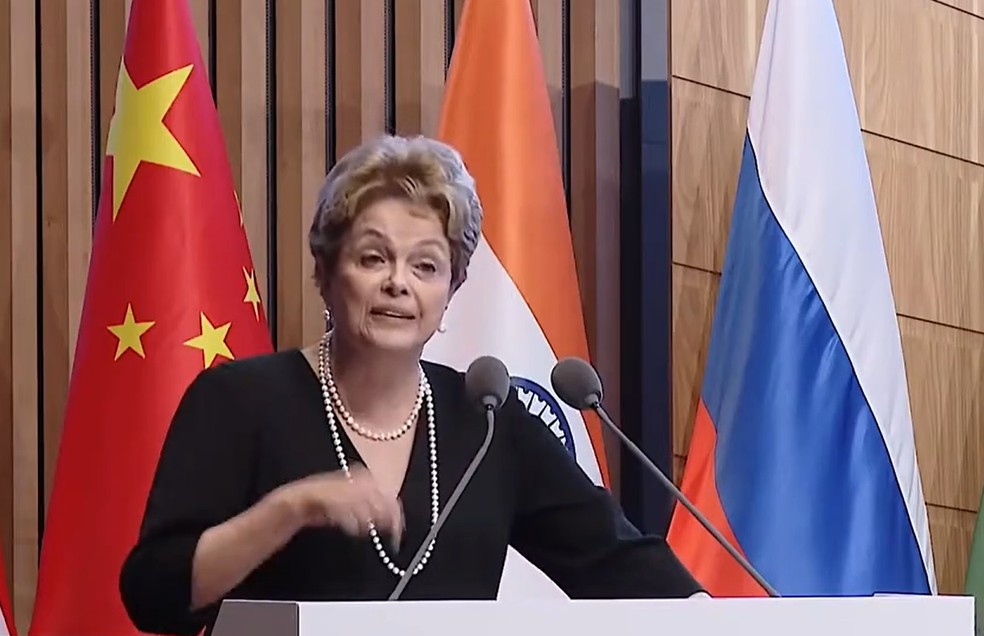 Dilma durante discurso de posse do banco dos Brics, em Xangai — Foto: TV Brasil