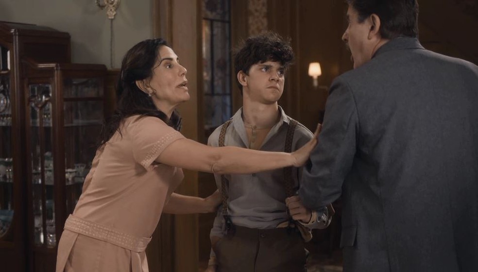 Lola (Gloria Pires) tenta impedir que Júlio (Antonio Calloni) castigue Alfredo (Pedro Sol/Nicolas Prattes) — Foto: Globo