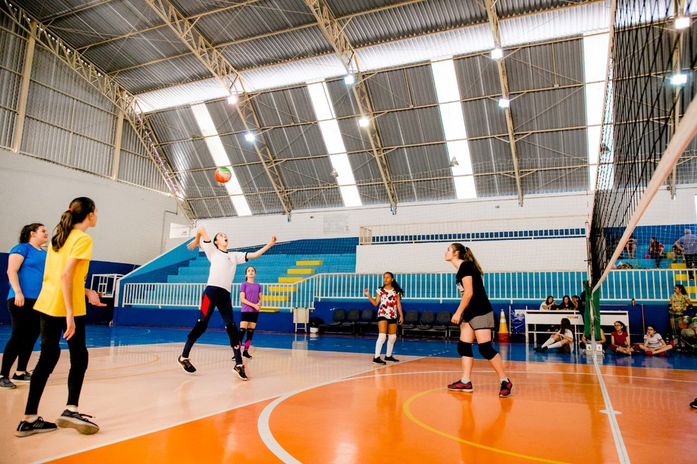 Atividades sÃ£o desenvolvidas nas praÃ§as esportivas, planejadas de forma para minimizar as dificuldades de acesso e otimizar os espaÃ§os e recursos humanos â Foto: Prefeitura de Itupeva/DivulgaÃ§Ã£o