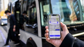 Ônibus autônomo: O público pode embarcar em duas paradas designadas após reservar um assento gratuito por meio de um aplicativo — Foto: AFP
