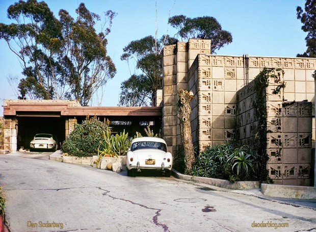 Os tijolos de concreto em diferentes formas estão presentes por todo imóvel, incluindo garagem (Foto: Reprodução / Dan Soderberg)