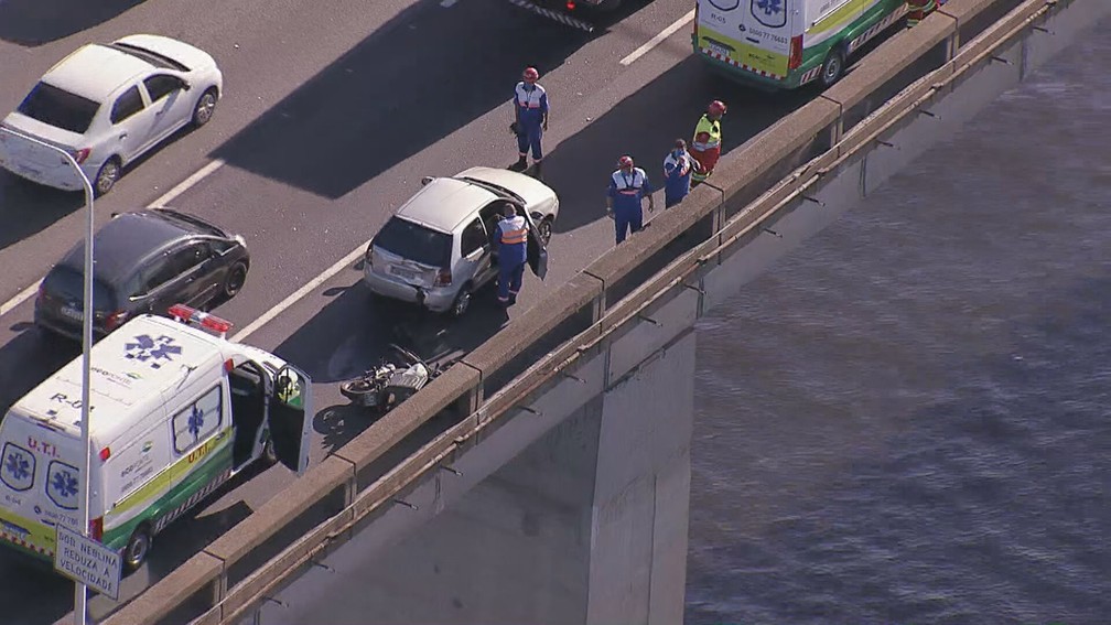 Motociclista caiu da Ponte Rio-Niterói após colidir com um carro — Foto: Reprodução / TV Globo
