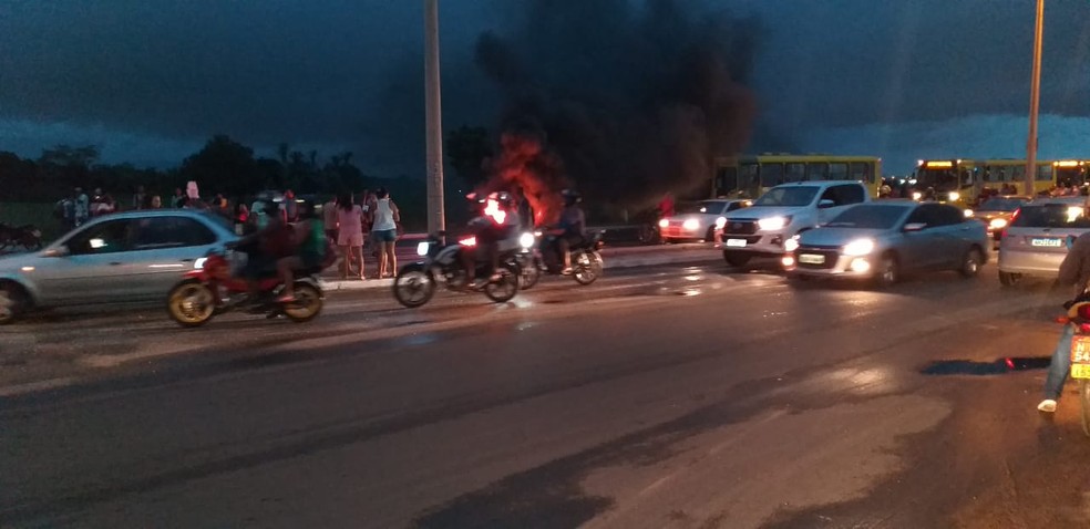 Moradores realizam protesto em avenida na Zona Norte de Teresina — Foto: Reprodução/ WhatsApp