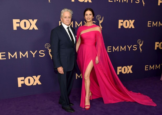 LOS ANGELES, CALIFORNIA - SEPTEMBER 22: Michael Douglas (L) and Catherine Zeta-Jones attend the 71st Emmy Awards at Microsoft Theater on September 22, 2019 in Los Angeles, California. (Photo by Matt Winkelmeyer/Getty Images) (Foto: Getty Images)