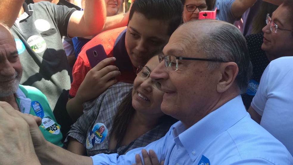 Alckmin tira foto com eleitores durante ato de campanha em SÃ£o Bernardo (Foto: Roney Domingos/G1)