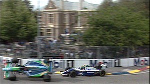 Michael Schumacher bate em Damon Hill na decisão de 1994 (Foto: Reprodução)