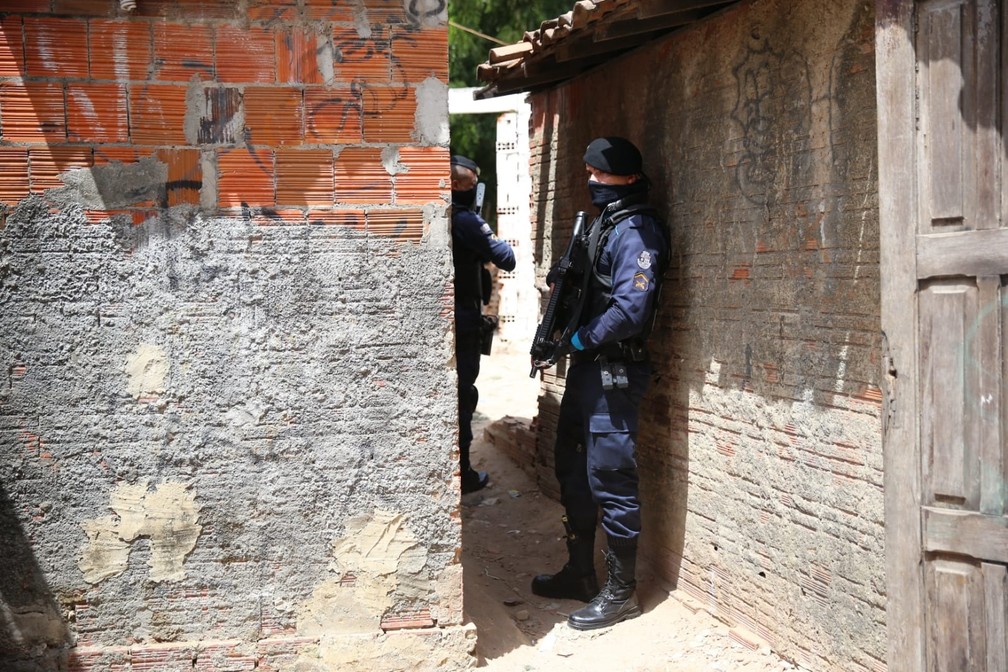Após chacina, policiais reforçaram a segurança no Bairro Sapiranga — Foto: Fabiane de Paula/Sistema Verdes Mares