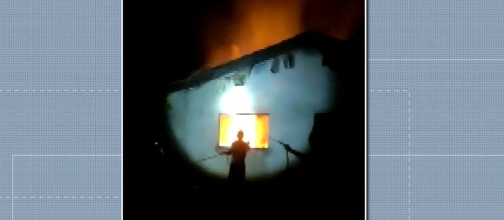 Incêndio em casa aconteceu em fevereiro de 2022, em Faxinal — Foto: Luiz Fagundes Jacome Júnior/Divulgação