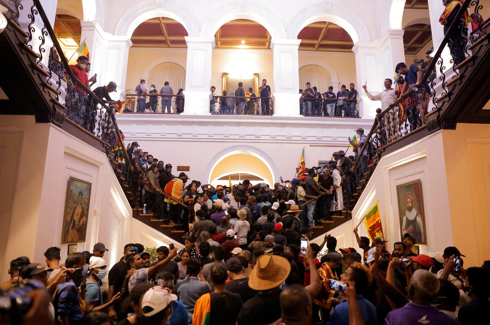 09/07 - Manifestantes protestam dentro da residência oficial do Presidente Gotabaya Rajapaksa após sua fuga em meio à crise econômica do país em Colombo, Sri Lanka — Foto: Dinuka Liyanawatte/Reuters