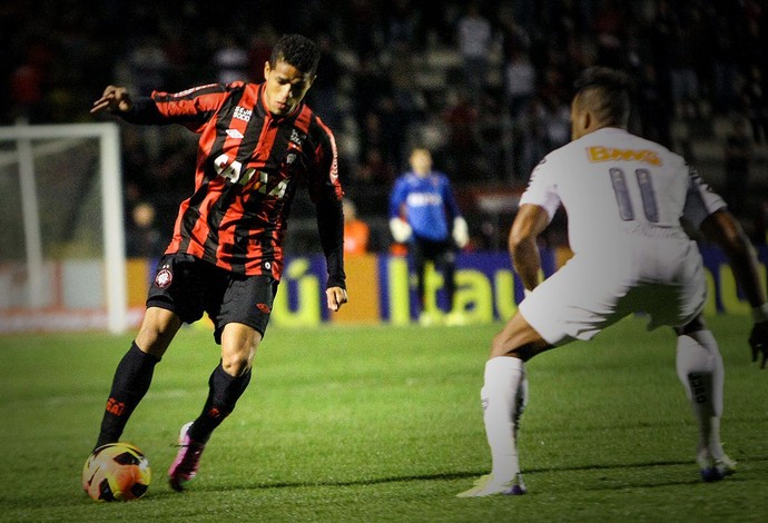 Atlético-PR negocia para contratar o lateral-direito Léo, do Flamengo
