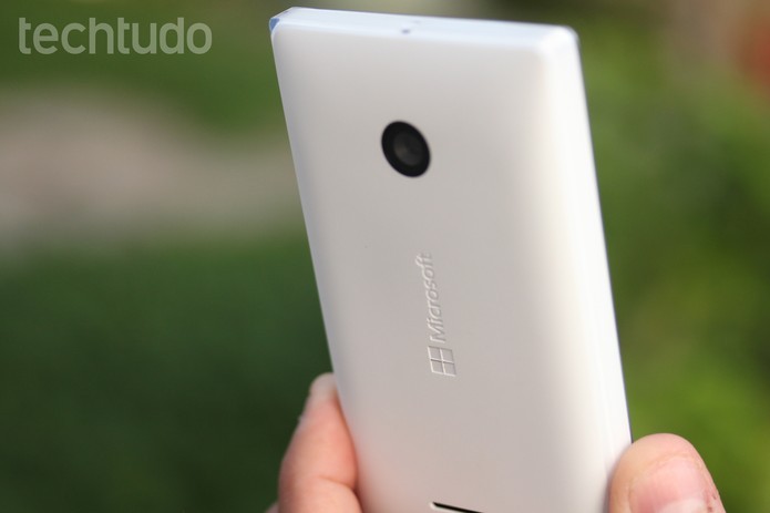 O Lumia 532 tem design moderno e pesa apenas 136,3 gramas (Foto: Lucas Mendes/TechTudo)