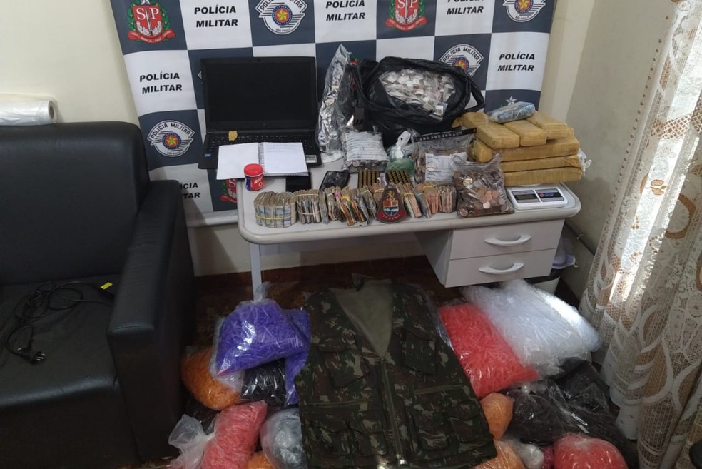 PM apreendeu drogas, dinheiro e muni&ccedil;&atilde;o durante opera&ccedil;&atilde;o em Cubat&atilde;o, SP &mdash; Foto: Divulga&ccedil;&atilde;o/Pol&iacute;cia Militar