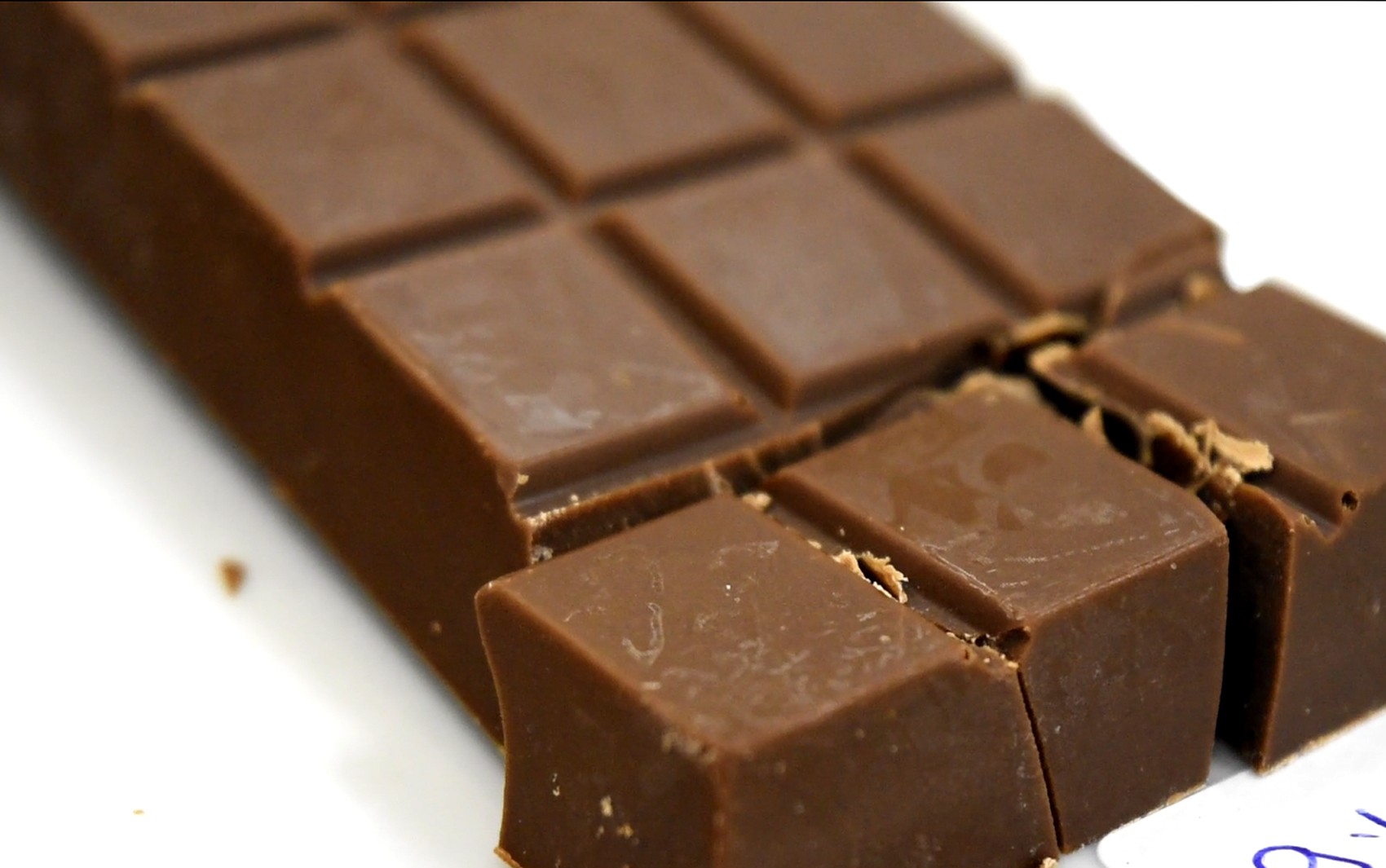 Consumo de chocolate contribui com bem-estar de pacientes idosos com câncer em cuidados paliativos, diz USP