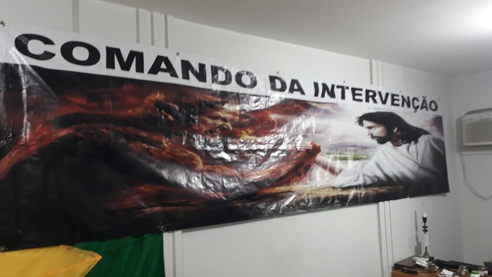 Cartaz encontrado com suspeitos de ameaçar juízes de morte, no DF — Foto: PCDF/Divulgação