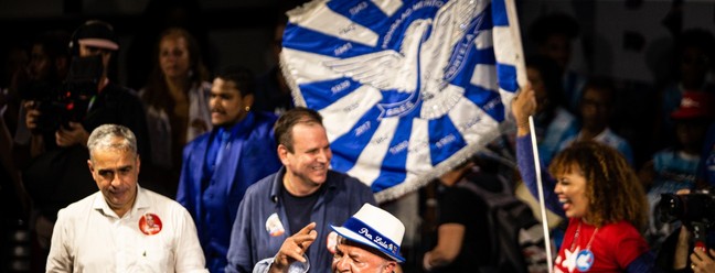 O ex-presidente Lula durante ato na quadra da Portela, na Zona Norte do Rio, acompanhado do prefeito Eduardo Paes e do deputado Andr� Ceciliano � Foto: Hermes de Paula