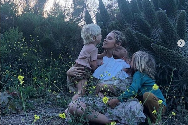 A atriz australiana Teresa Palmer com os filhos (Foto: Instagram)