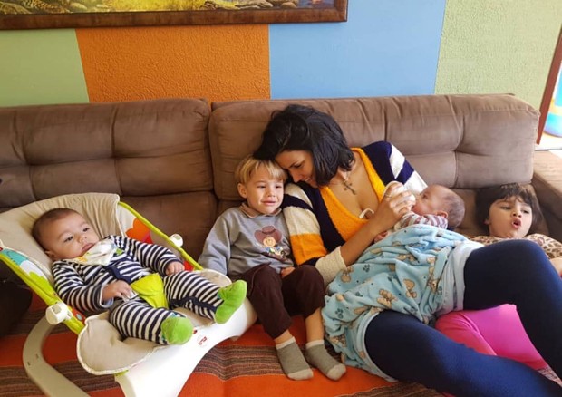 Mariana Felicio junta os 4 filhos em uma foto (Foto: Reprodução/Instagram)