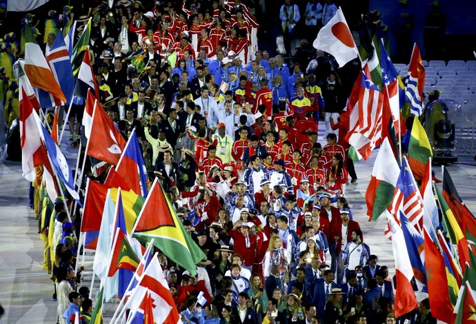 Os atletas entram na mesma ordem da cerimônia de encerramento (Foto: Reuters)