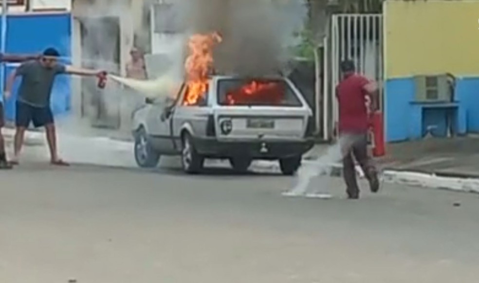 Homem morreu carbonizado após carro explodir na porta de Conselho Tutelar em Barra do Turvo, SP — Foto: Reprodução