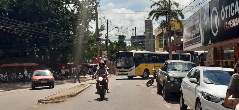Protesto durou cerca de 20 minutos e circulação de ônibus voltou ao normal — Foto: Hugo Costa/Rede Amazônica Acre