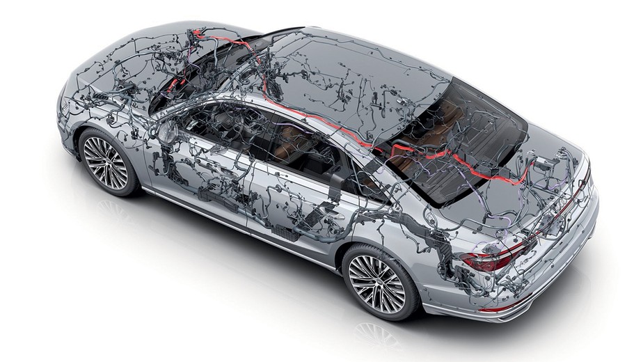 Carros de luxo, como  o Audi A8, superam  facilmente a marca  de 2 km de fios