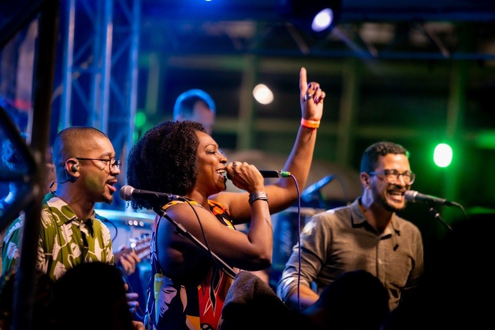 7 na Roda e Dhi Ribeiro em apresentação no Canteiro do Samba — Foto: Divulgação