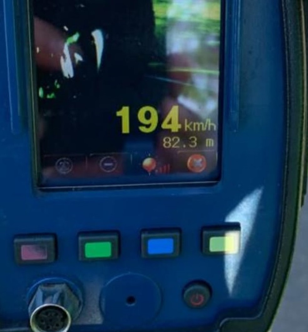 Pol&iacute;cia flagra moto a quase 200 km/h durante opera&ccedil;&atilde;o em rodovia de Mar&iacute;lia &mdash; Foto: Pol&iacute;cia Rodovi&aacute;ria/Divulga&ccedil;&atilde;o