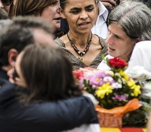 Marina Silva e Renata Campos: populares que acompanharam o enterro pediram que as duas se unissem em uma nova chapa (Foto: Agência EFE)
