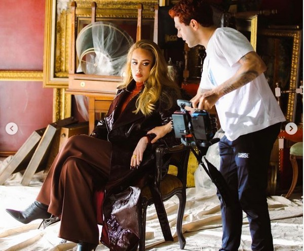A cantora Adele durante as filmagens do clipe de Easy On Me (Foto: Instagram)