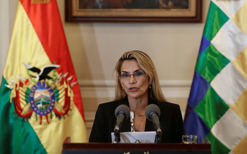 A autoproclamada presidente da Bolívia, Jeanine Áñez, durante pronunciamento no Palácio Presidencial, em La Paz, na quarta-feira (13) — Foto: Reuters/Carlos Garcia Rawlins